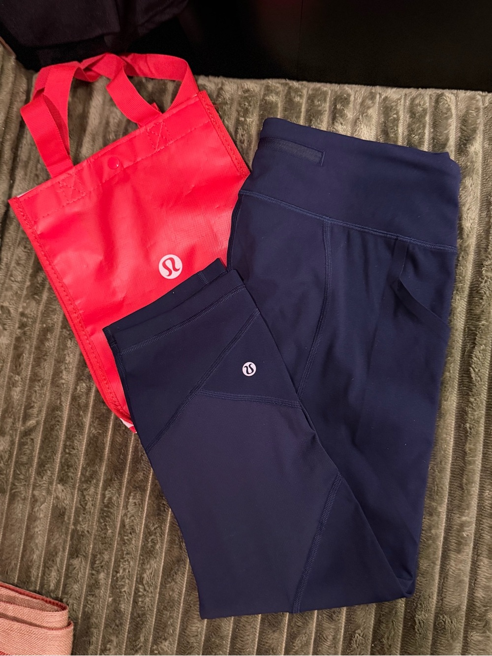 lululemon navy leggings with bright pink tote